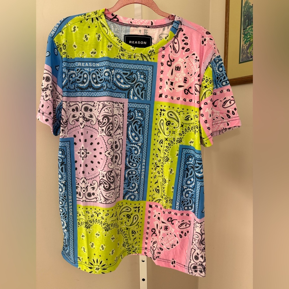 Reason Brand Short Sleeve Paisley Print Lightweight Tee Shirt. NWT. Size Large.
